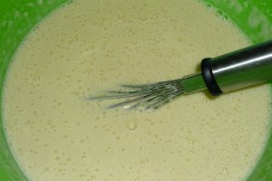 Clatite umplute cu nuci prajite si caramel