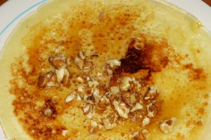 Clatite umplute cu nuci prajite si caramel
