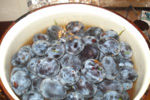 Gem de piersici de gradina si prune vinete