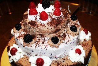 Tort etajat cu crema de mure si zmeura