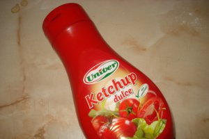 Pizza cu muschi file de porc,salam,carnat si miez de lapte