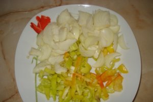 Pizza cu muschi file de porc,salam,carnat si miez de lapte