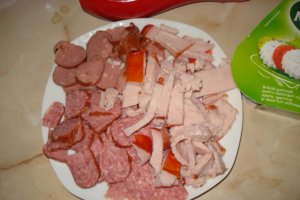 Pizza cu muschi file de porc,salam,carnat si miez de lapte