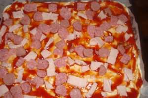 Pizza cu muschi file de porc,salam,carnat si miez de lapte