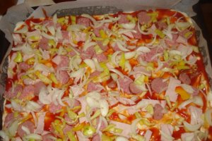 Pizza cu muschi file de porc,salam,carnat si miez de lapte