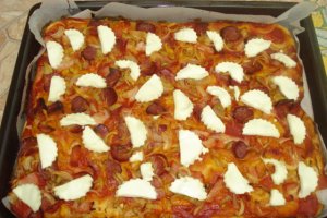 Pizza cu muschi file de porc,salam,carnat si miez de lapte