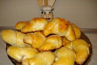 Cornuri umplute cu gem si ciocolata