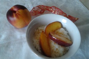Orez cu lapte si nectarine caramelizate