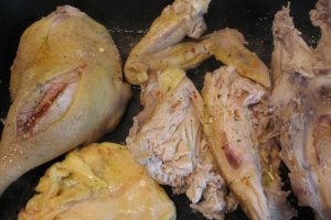 Friptura de pui cu sos de ceapa caramelizata