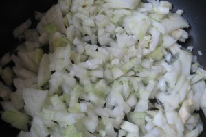 Friptura de pui cu sos de ceapa caramelizata