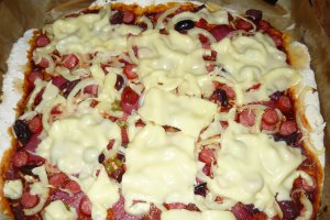 Pizza cu carnaciori, salam si branza
