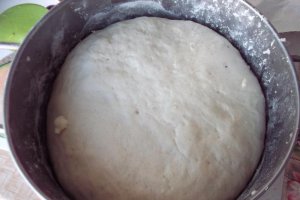 Pizza cu muschiulet afumat si crenvusti