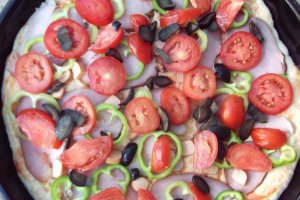 Pizza cu muschiulet afumat si crenvusti