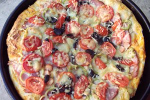 Pizza cu muschiulet afumat si crenvusti