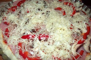 Pizza cu sunca si piept de pui