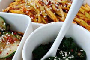 Pranz corean cu orez amestecat,coaste pe gratar,garnituri si salate picante