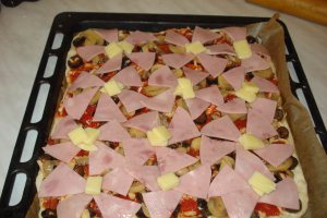 Pizza cu sunca presata si ciuperci