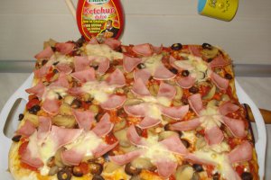 Pizza cu sunca presata si ciuperci