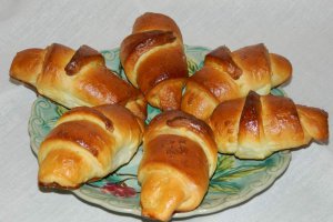 Cornuri din aluat dospit cu branza dulce a la Gaby