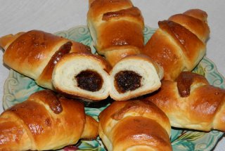 Cornuri din aluat dospit cu branza dulce a la Gaby