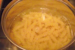 Fusilli cu crema de branza si costita