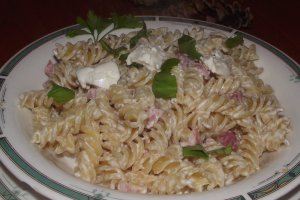 Fusilli cu crema de branza si costita