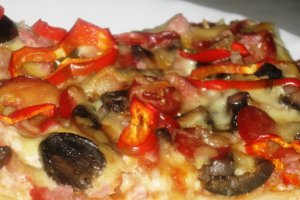 Pizza cu pui