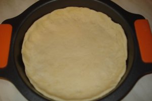Pizza cu salam sasesc