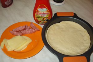 Pizza cu salam sasesc