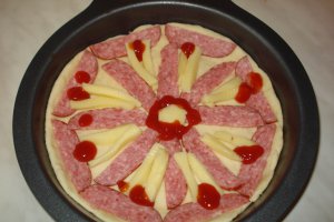 Pizza cu salam sasesc