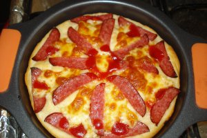 Pizza cu salam sasesc