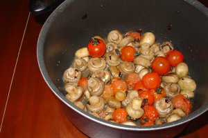 Tochitura cu garnitura de ciupercute si rosii cherry