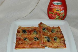 Pizza cu carnati