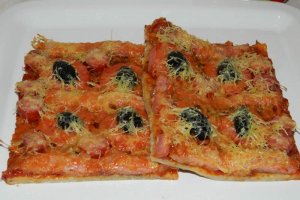 Pizza cu carnati