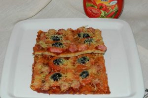Pizza cu carnati