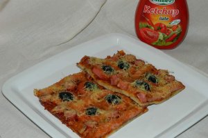 Pizza cu carnati