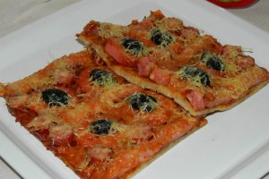 Pizza cu carnati