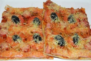 Pizza cu carnati