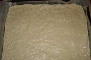 Pizza cu carnati de casa