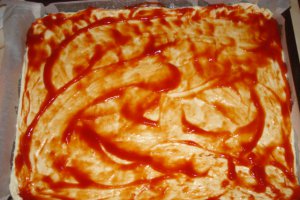 Pizza cu carnati de casa