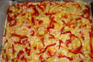 Pizza cu carnati de casa