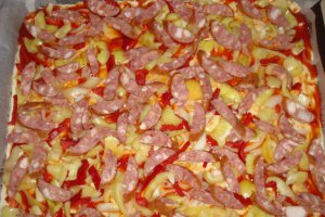 Pizza cu carnati de casa