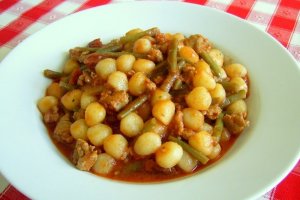 Gnocchi cu carnati, rosii si fasole verde