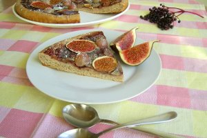 Pizza cu must, struguri si smochine
