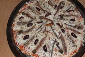 Pizza cu sardele si sardine