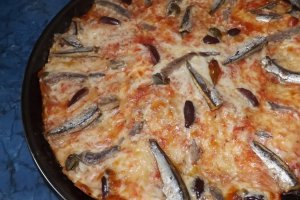 Pizza cu sardele si sardine