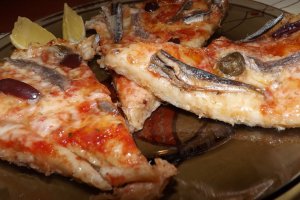 Pizza cu sardele si sardine