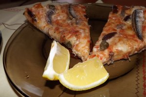 Pizza cu sardele si sardine
