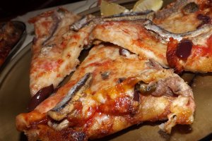 Pizza cu sardele si sardine