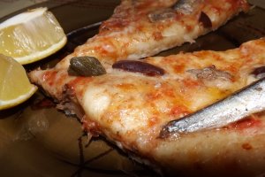 Pizza cu sardele si sardine